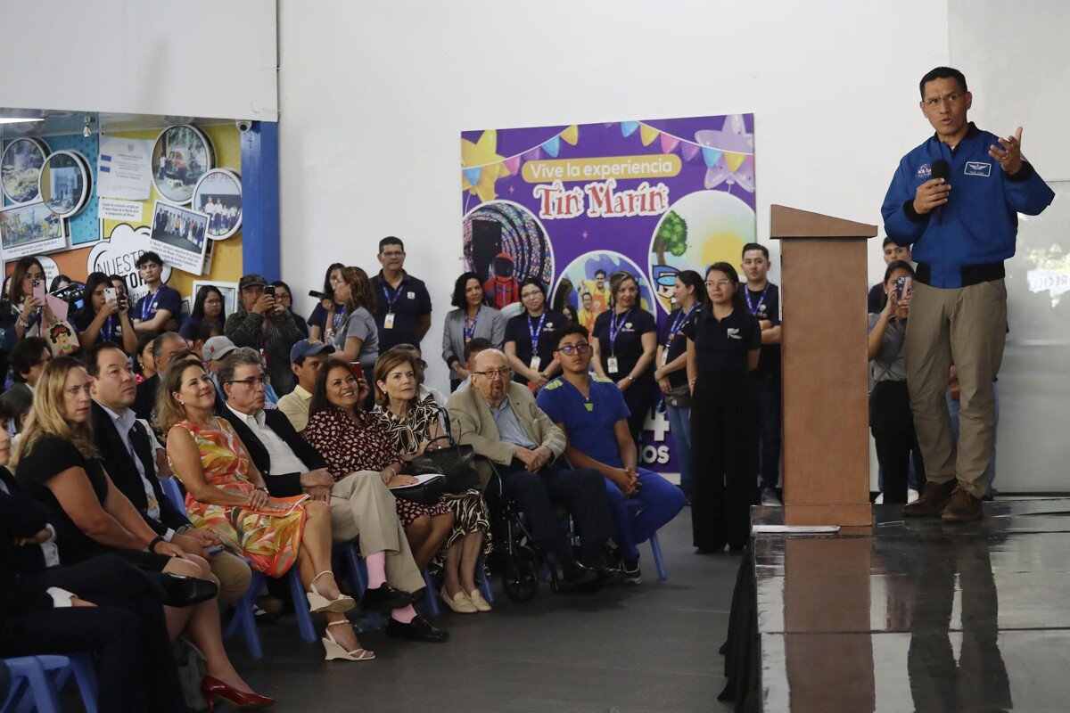 Астронавт Фрэнк Рубио посещает Сальвадор и вдохновляет детей