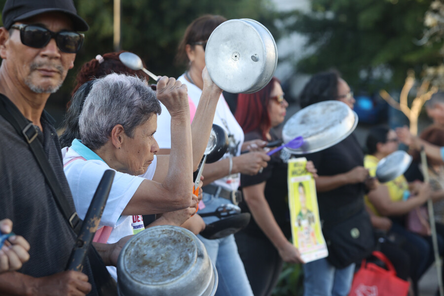 Salvadoran activists protest health system layoffs