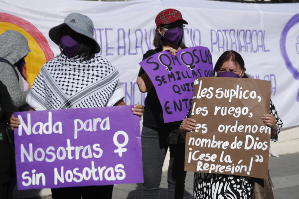 Women in El Salvador protest against violence and state of emergency