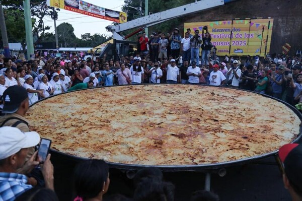 El Salvador hosts pupusa festival with giant dish