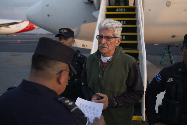 US hands over to El Salvador former congressional president convicted of negotiating with gangs